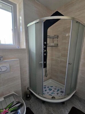 Apartment (Two Bedroom Apartment with Terrace) | Bathroom | Shower, towels - Apartment Gračac (Gracac)