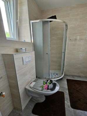 Apartment (Two Bedroom Apartment with Terrace) | Bathroom | Shower, towels