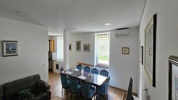 Apartment (Two Bedroom Apartment with Terrace) | Dining room