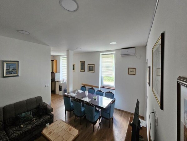 아파트 (Two Bedroom Apartment with Terrace) | 다이닝룸