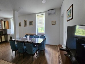 Apartment (Two Bedroom Apartment with Terrace) | Esszimmer