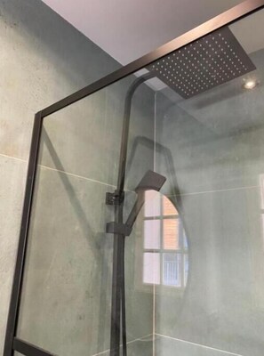 Een douche, een haardroger, een bidet, handdoeken