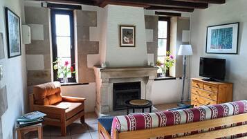 TV, fireplace