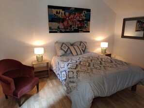 1 slaapkamer, een bureau, een strijkplank/strijkijzer