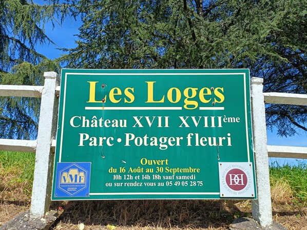 A sign for Les Loges, Chateau XVII XVIIIe, Parc, Potager fleuri, with opening hours and contact number. - Country House in the Heart of the Wooded Park of a Castle (La Chapelle-Bâton)