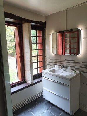 Een haardroger, zeep, toiletpapier