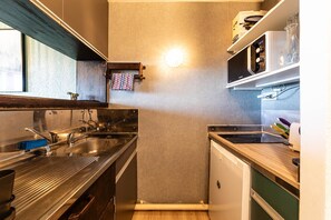 Kylskåp, mikrovågsugn, kaffe- och tebryggare och vattenkokare