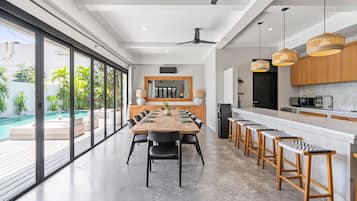 Villa de lujo | Zona de estar | Smart TV de 55 pulgadas con canales digitales