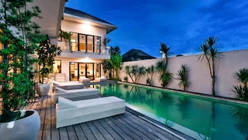 Hồ bơi ngoài trời