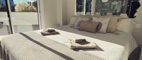 4 bedrooms, desk, iron/ironing board, travel cot