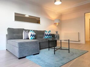 Standard-Apartment | Wohnbereich | 42-Zoll-Smart-TV mit Digitalempfang, Netflix, Streaming-Dienste