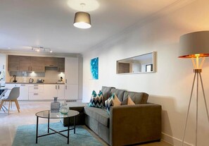Standard-Apartment | Wohnbereich | 42-Zoll-Smart-TV mit Digitalempfang, Netflix, Streaming-Dienste