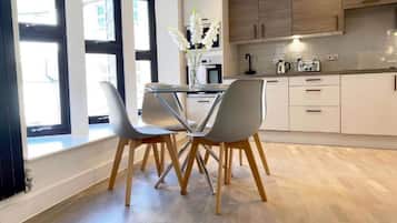 Standard Apartment | Dapur peribadi | Peti sejuk/penyejuk beku saiz penuh, ketuhar gelombang mikro, ketuhar