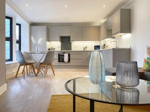 Apartamento standard | Cozinha privada | Geladeira grande, micro-ondas, fogão, cooktop