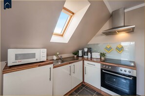Kühlschrank, Mikrowelle, Ofen, Herdplatte