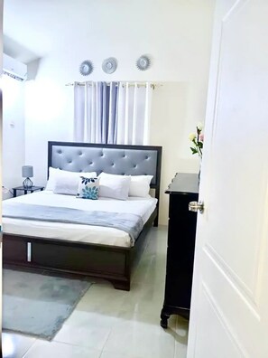 1 bedroom, iron/ironing board, WiFi, bed sheets - Gated and Guided Maven Ocean View  (Discovery Bay)