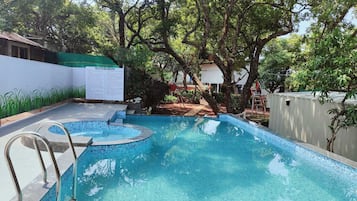 Kolam renang outdoor