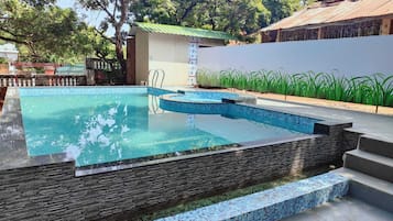 Hồ bơi ngoài trời