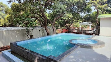 Hồ bơi ngoài trời