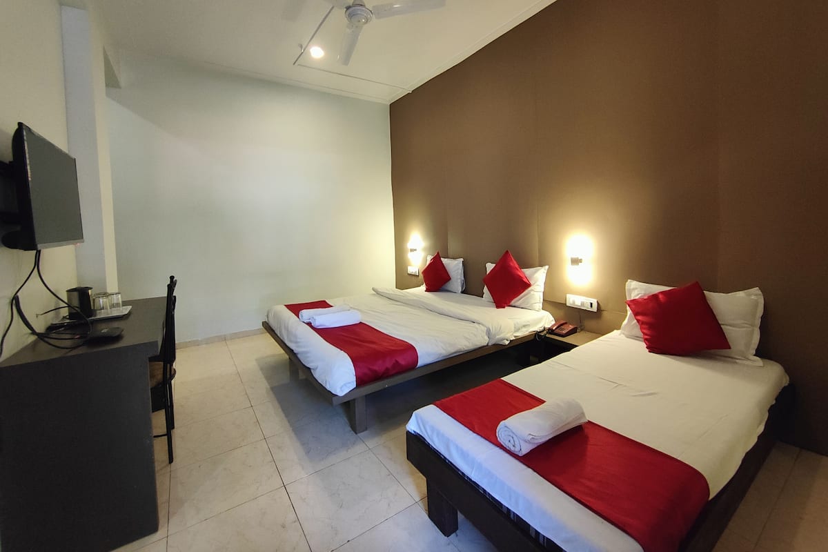 Habitación Deluxe, 1 habitación, balcón, vistas al complejo turístico | 1 dormitorio, camas supletorias, wifi gratis y ropa de cama