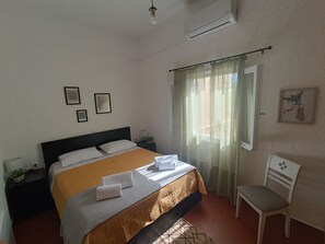 1 slaapkamer, een strijkplank/strijkijzer, gratis wifi, beddengoed