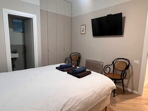 Comfort Apartment | 2 bedrooms, iron/ironing board, cots/infant beds, free WiFi - Exquisite Home on Rothschild by FeelHome (Tel Aviv)