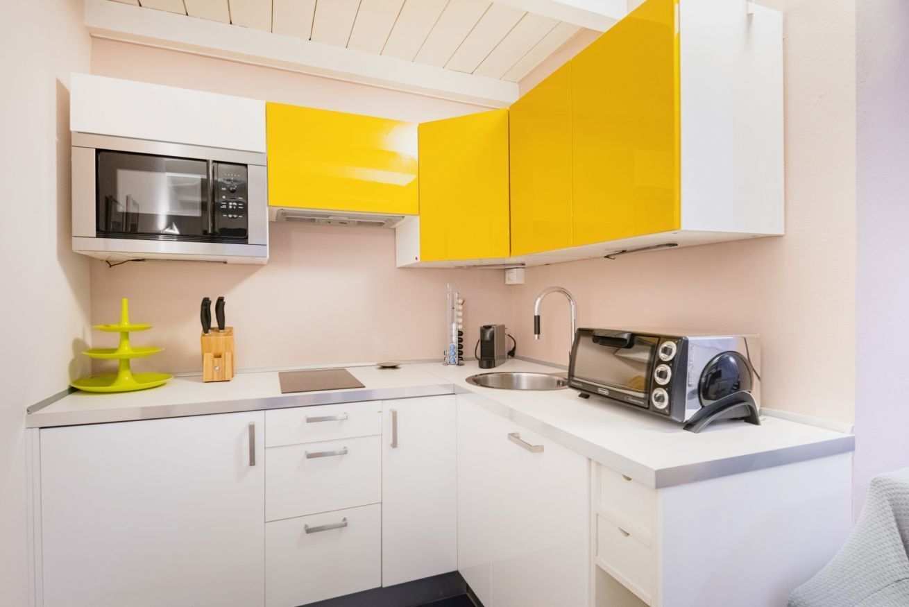 Réfrigérateur, micro-ondes, four, plaque de cuisson