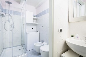 Shower, hair dryer, bidet, towels - Easylife - Practicality and relax in Corso XXII Marzo (Milano)
