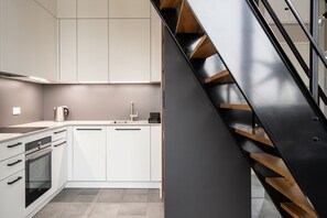 Estudi en suite de disseny | Cuina bàsica privada | Placa de cuina, cafetera i tetera i bullidora elèctrica