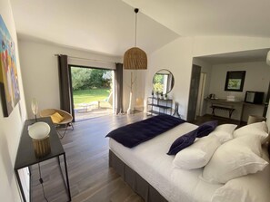 5 habitaciones, escritorio y tabla de planchar con plancha 