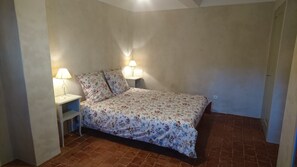 1 chambre, fer et planche à repasser, lit parapluie, Wi-Fi gratuit