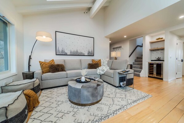 Smart TV, fireplace, stereo, offices
