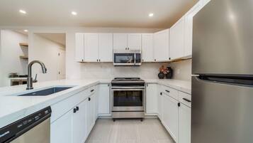 Refrigerador, microondas, horno, placa de cocina