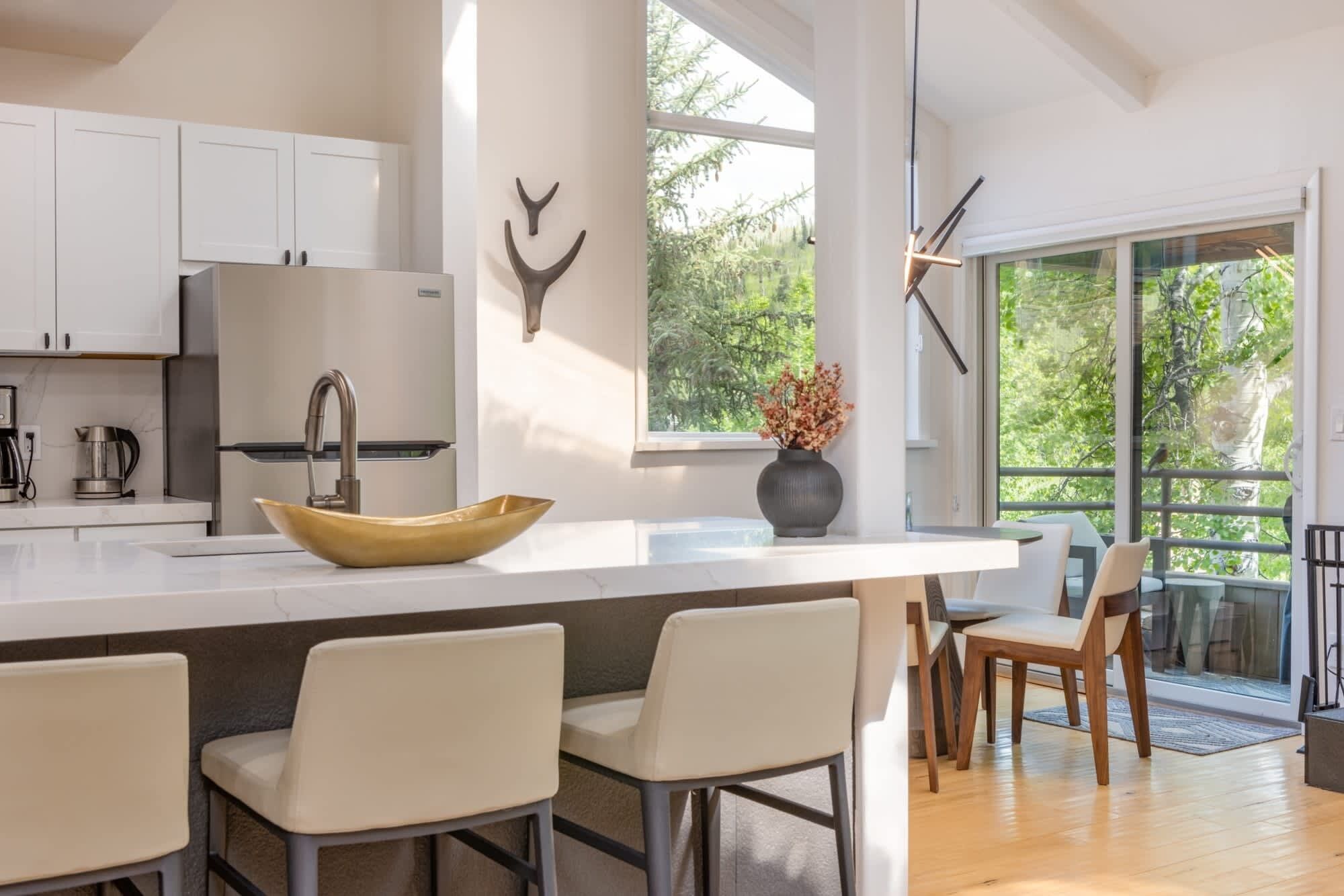 Kylskåp, mikrovågsugn, ugn och spishäll