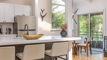 Kylskåp, mikrovågsugn, ugn och spishäll