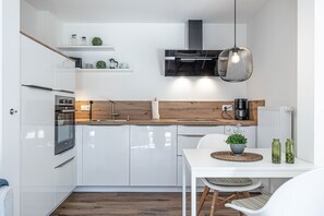 Kylskåp, mikrovågsugn, ugn och spishäll