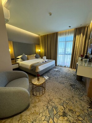 Junior suite | 1 slaapkamer, een kluis op de kamer, een strijkplank/strijkijzer