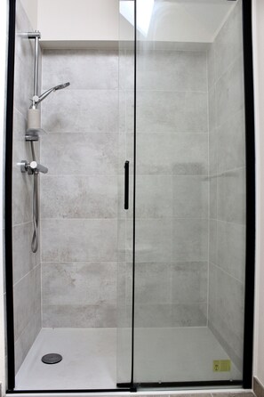 Dusche, umweltfreundliche Kosmetikartikel, Haartrockner, Handtücher