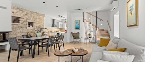 家庭獨棟房屋, 3 間臥室, 陽台 (Casa Dika Pool & Lounge) | 起居區 | 平面電視