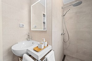 Casa familiare, camere multiple (Casa Dika Pool & Lounge) | Bagno | Doccia, asciugacapelli, asciugamani, sapone