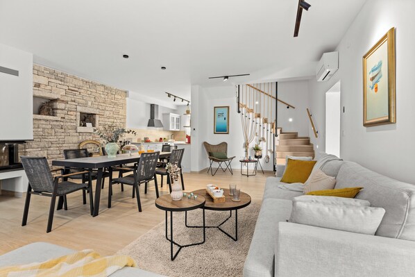 Family House, Multiple Bedrooms (Casa Dika Pool & Lounge) | Living area