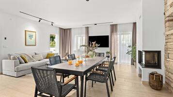 Family House, Multiple Bedrooms (Casa Dika Pool & Lounge) | Dining