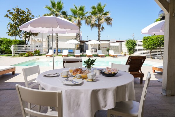 包含每日当地美食早餐