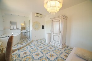 Superior Room | Private spa tub - Villa Miramare (Pontecagnano Faiano)