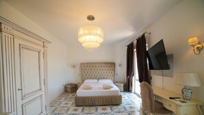 Superior Room | Peralatan tempat tidur premium, busa memori, meja, kalis bunyi 