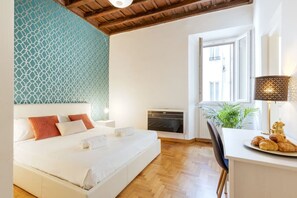 2 bedrooms, desk, iron/ironing board, free WiFi - Cercle Apt - Historic spot in the hearth of Rome (Roma)