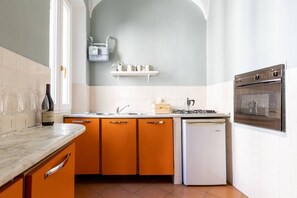 Fridge, oven, stovetop, coffee/tea maker - Cercle Apt - Historic spot in the hearth of Rome (Roma)