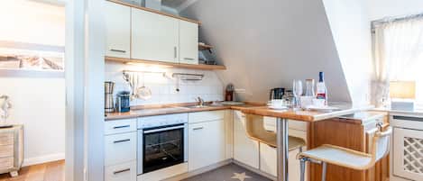 Fridge, oven, stovetop, dishwasher