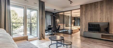 Apartamento Deluxe | Zona de estar | Televisión de pantalla plana de 37 pulgadas con canales por satélite