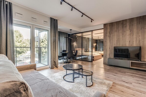 디럭스 아파트 | 거실 공간 | 위성 채널 시청이 가능한 37인치 평면 TV, 스트리밍 서비스